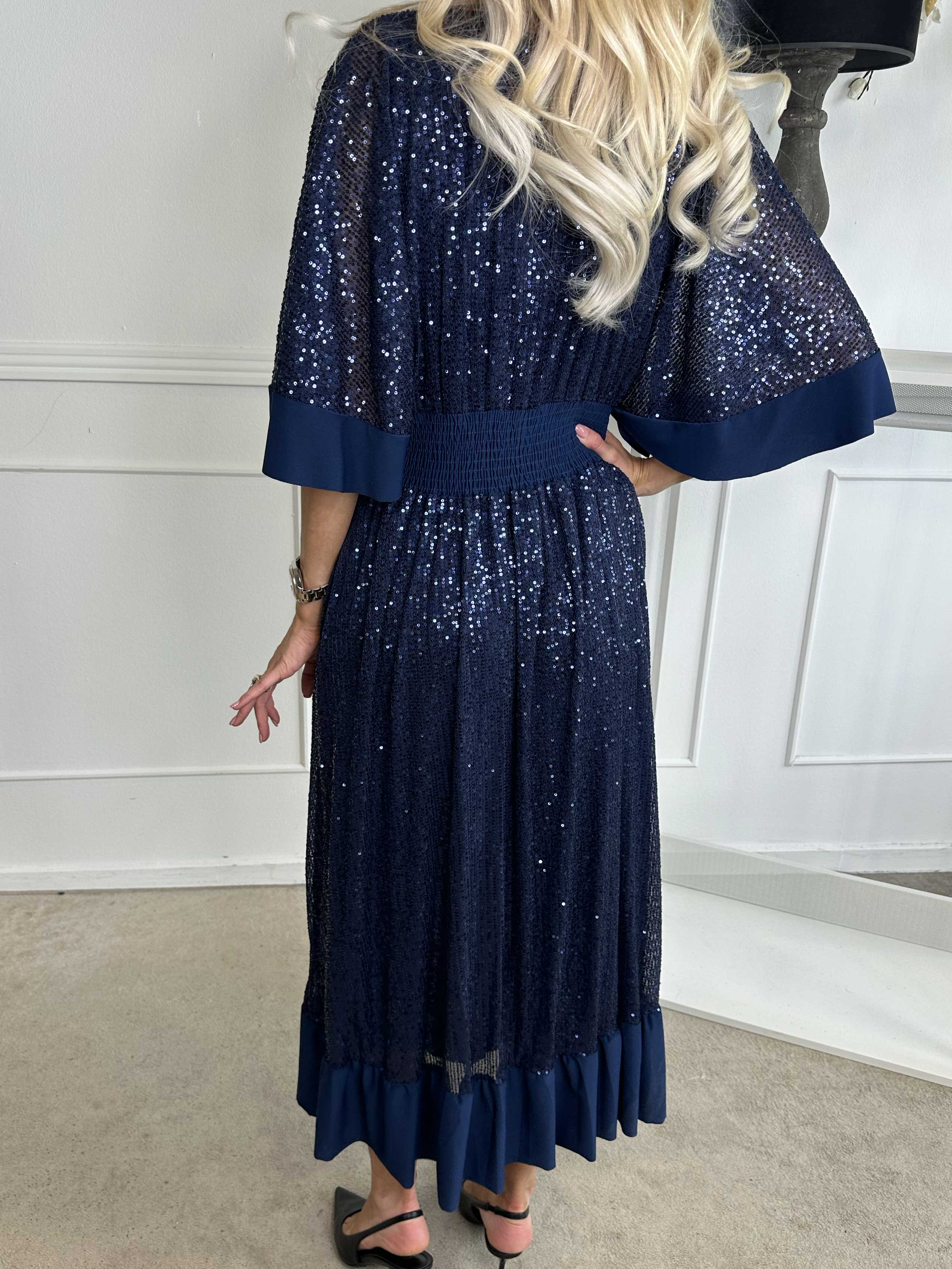 Pamela Glitter - Lang pailletkjole med flæser og smock